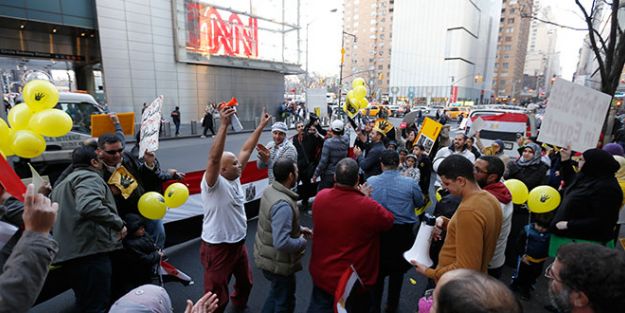 CNN önünde ‘vuvuzela’lı ‘darbe’ protestosu