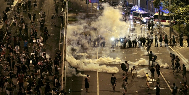 CNN'in dalkavuk muhabiri Hong Kong'da iş başında