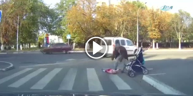 Çocuğu bebek arabasından böyle düşürdü!