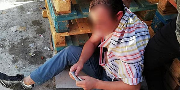Çocuğu çikolatayla kandırırken enselendi! Mahalleli linç etmek istedi