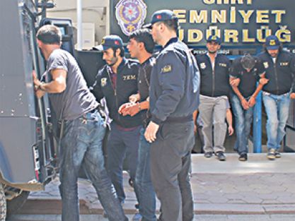 Çocuğu dağa çıkarırken yakalandılar