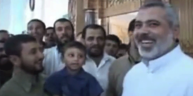 Çocuğun attığı slogan Haniye’yi güldürüyor… Şehit liderin az bilinen görüntüsü