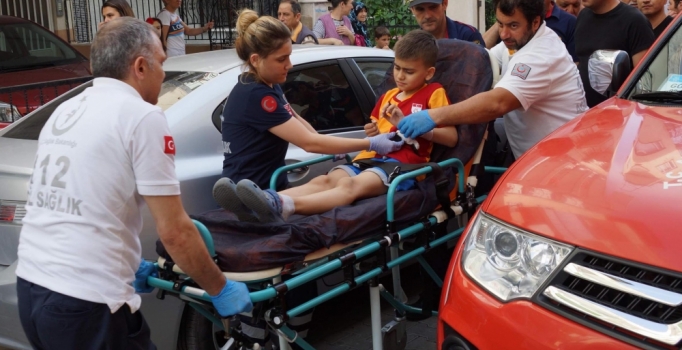 Çocuğun bileğine balkon demiri saplandı