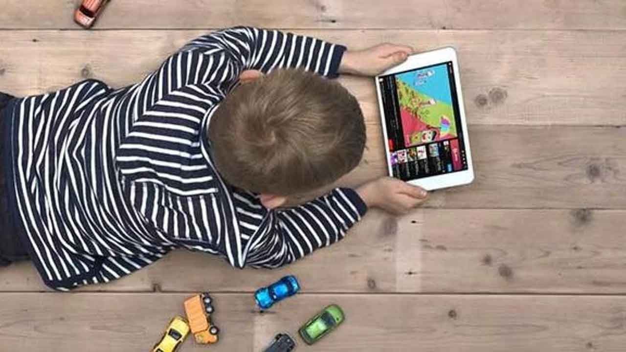 Çocuğun bileğine kelepçeyi taktık, peki ekranlara ne zaman?