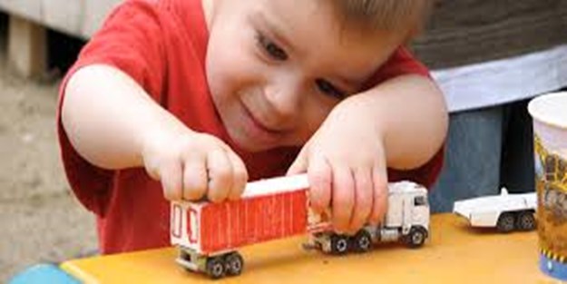 Çocuğun oynadığı oyun mesleğinin ön habercisi