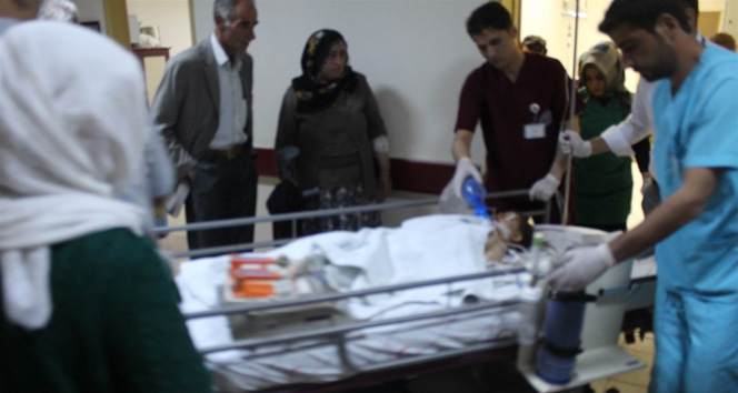 Çocuğun üzerine kaya parçası düştü