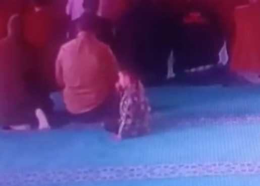 Çocuğun yaptığı şey ağızları bir karış açık bıraktı! Camide ilginç olay