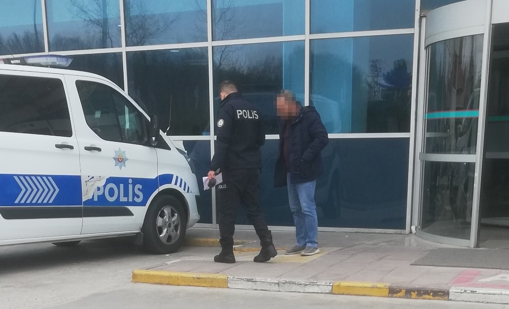 Çocuğuna ilaç yazmayan doktora demir çubukla saldırdı 