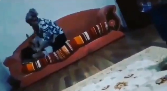 Çocuğuna şiddet uygulayan kadının görüntüleri sosyal medyayı ayağa kaldırdı