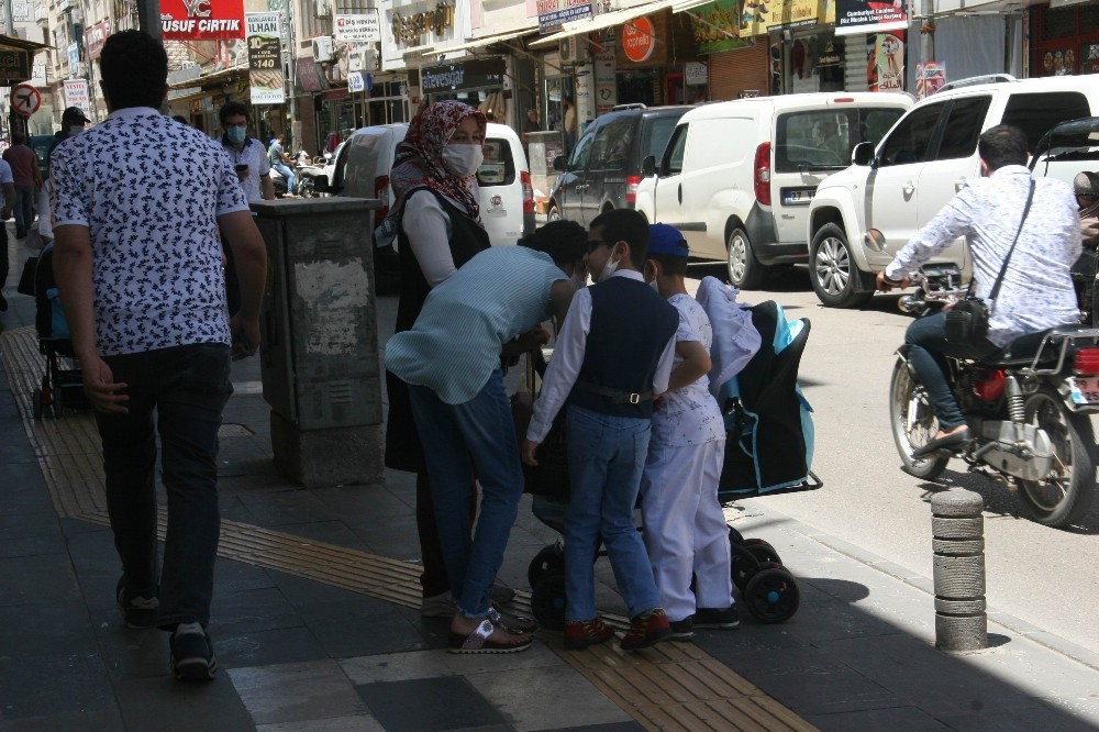 Çocuğunu alan çarşıya koştu 