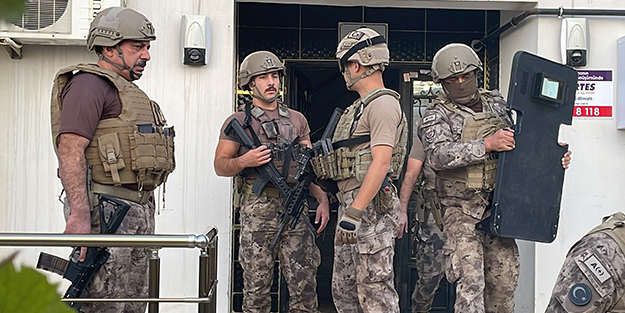 Çocuğunu alıkoydu, polisin iknasıyla teslim oldu