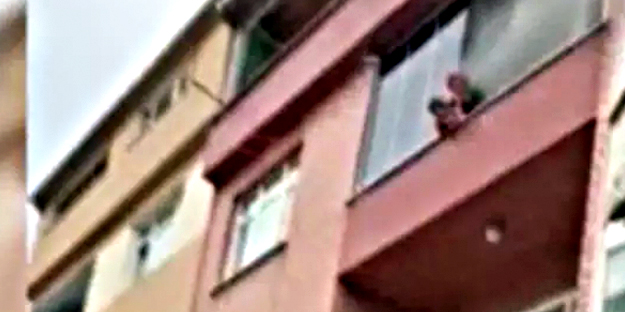 Çocuğunu balkondan aşağıya attı!