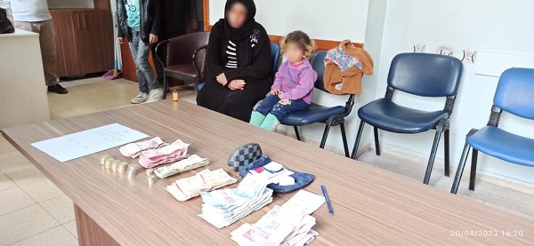 Çocuğunu da alet ediyor! Dilencinin cebinden çıkan rakam dudak uçuklattı