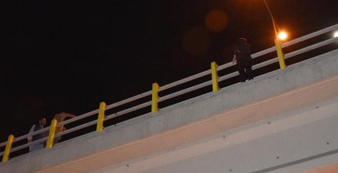 Çocuğunu göremeyince elinde bıçakla köprüye çıktı