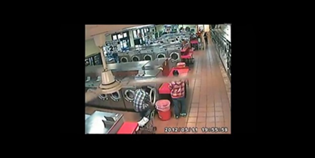 Çocuk çamaşır makinesine sıkıştı