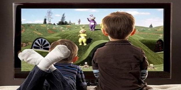 Çocuğunuz günde iki saatten fazla televizyon izliyorsa dikkat!