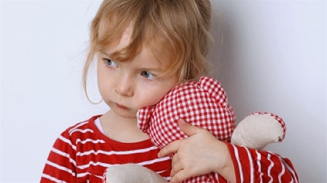 Çocuğunuz uzun süre dalgın bakıyorsa dikkat!