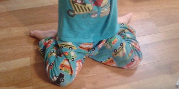 Çocuğunuzu sakın böyle oturtmayın!