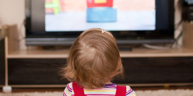 Çocuğunuzun geç konuşmasının sebebi TV olabilir