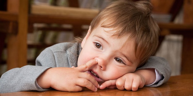 Çocuğunuzun sümüğünü yemesine müsaade edin!