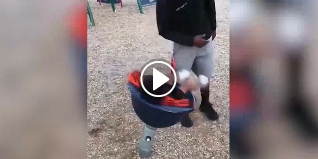 Çocuk babasını gülmekten yerlere düşürdü