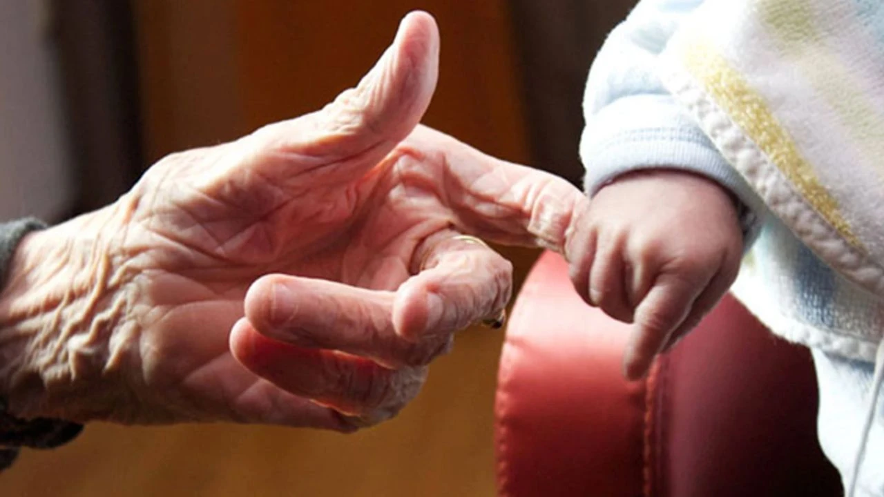 Çocuk doğmuyor, genç nüfus eriyor! Türkiye yeni bir krize mi sürükleniyor?