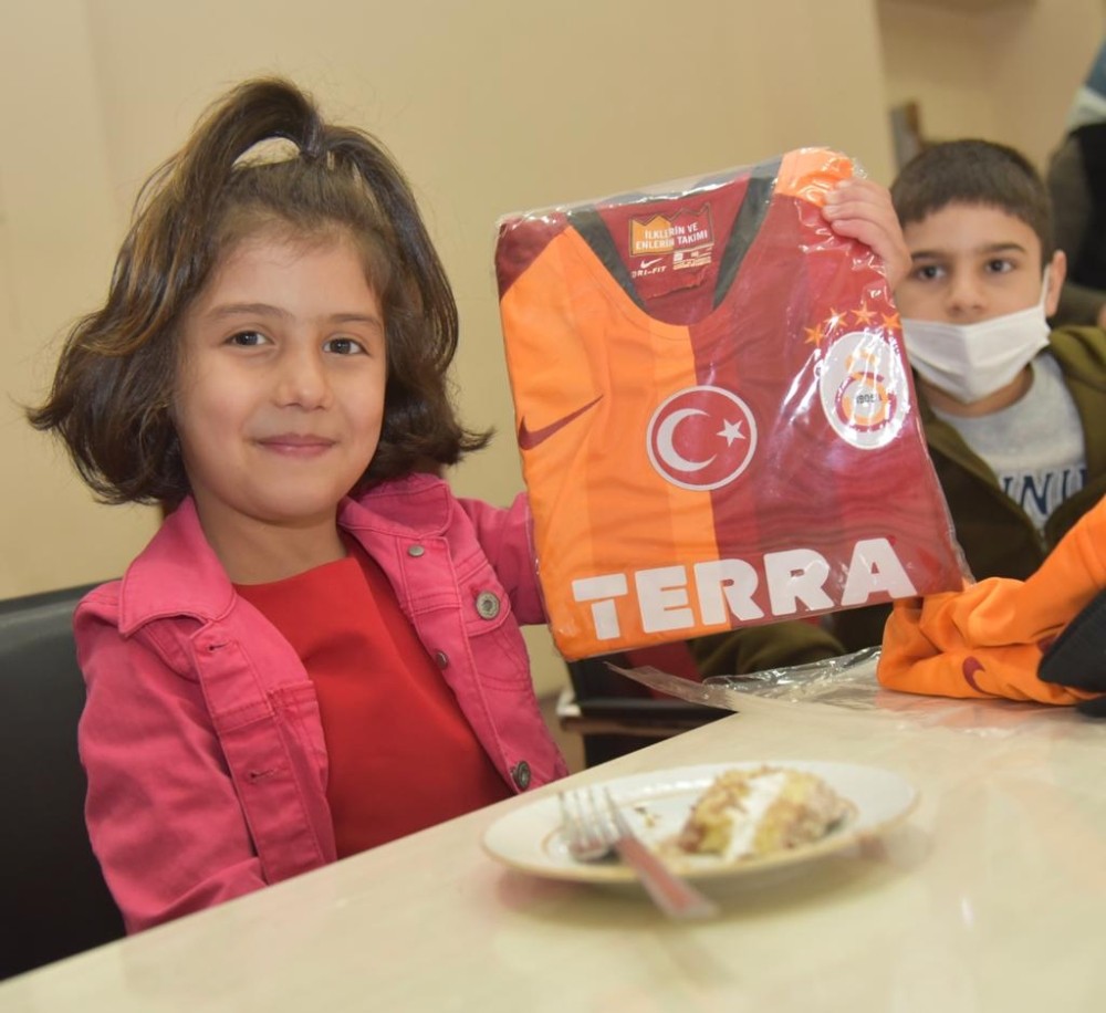 Çocuk Evleri Sitesinde kalan çocuklara 23 Nisan sürprizi 