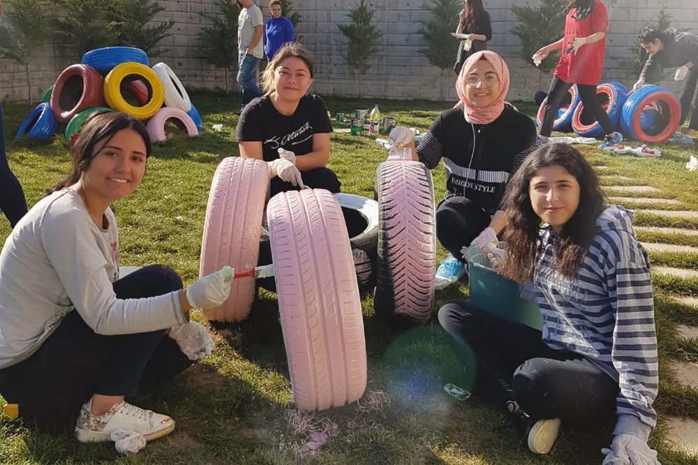 Çocuk Gelişimi öğrencileri bahçeye renk kattı 