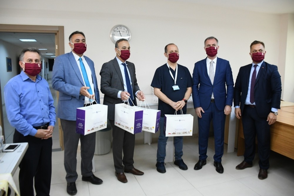 Çocuk hastaların maskeleri teslim edildi 