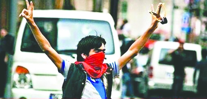 Çocuk istismarı azgın azınlığın işi! Molotof atan masum, sprey sıkan suçlu