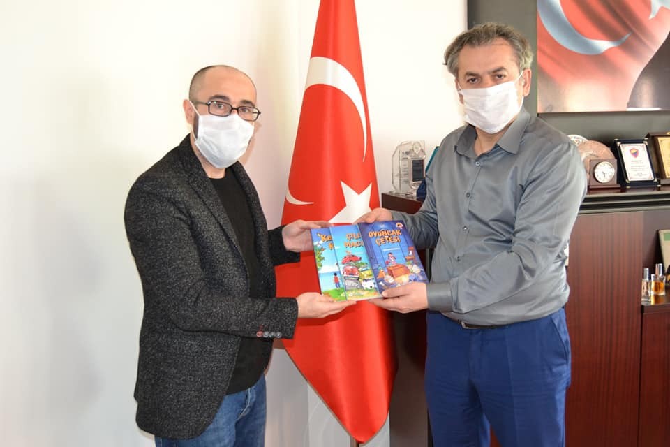 Çocuk kitabı yazan öğretmen kitaplarını hediye etti 