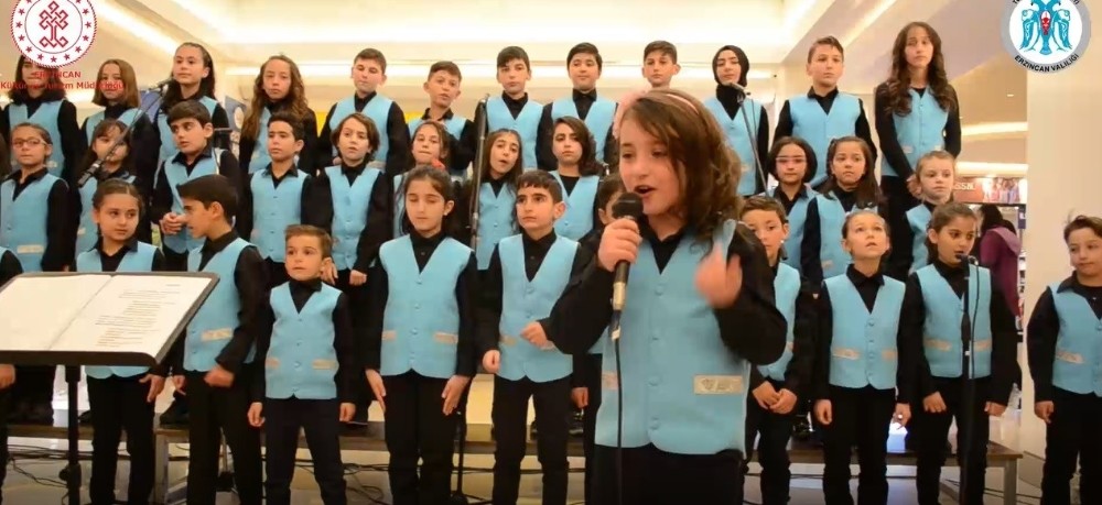 Çocuk korosundan Anneler Günü şarkısı 
