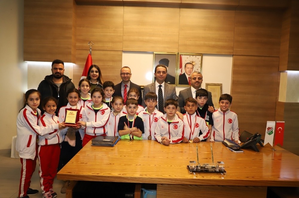 Çocuk oyunlarında Türkiye 2’ncisi olan örencilerden Kaymakam Sinanoğlu’na ziyaret 