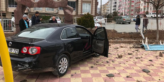 Çocuk parkına dalan otomobil paniğe neden oldu