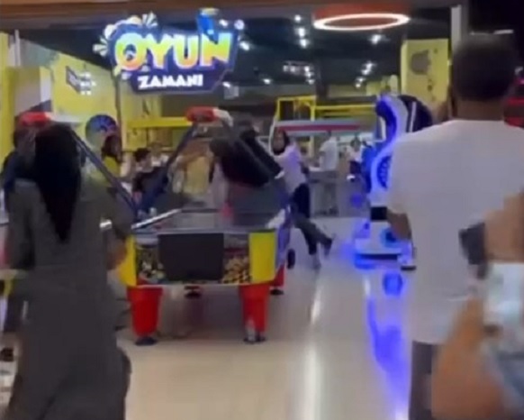 Çocuk parkında aileler birbirine girdi