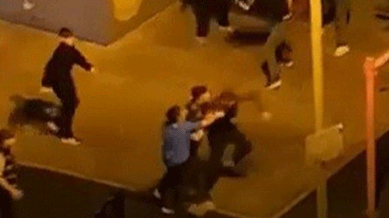 Çocuk parkında tekme tokat kavga kameraya yansıdı!