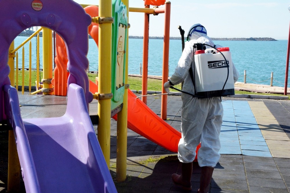 Çocuk parkları, halk otobüsleri, duraklar ilaçlandı 