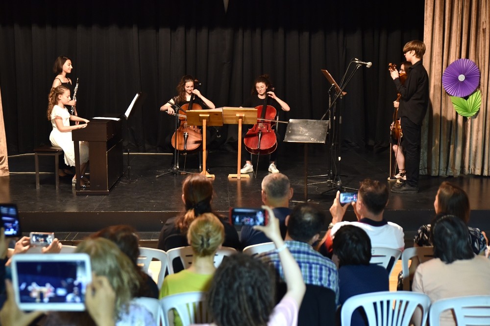 Çocuk piyanistlerin gösterisi beğeni topladı 