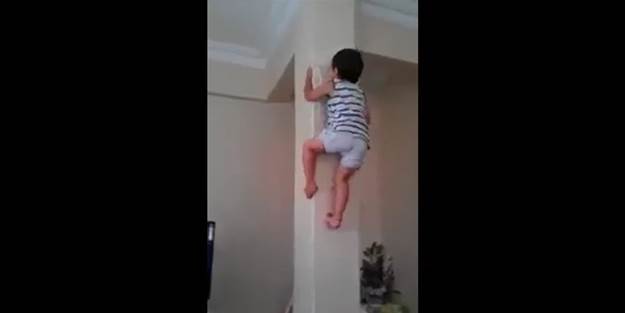 Çocuk, resmen düz duvara tırmandı