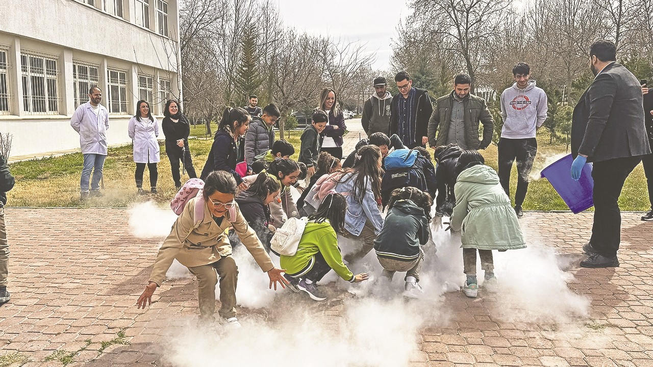 Çocuk Üniversitesinde bilim insanları yetişiyor