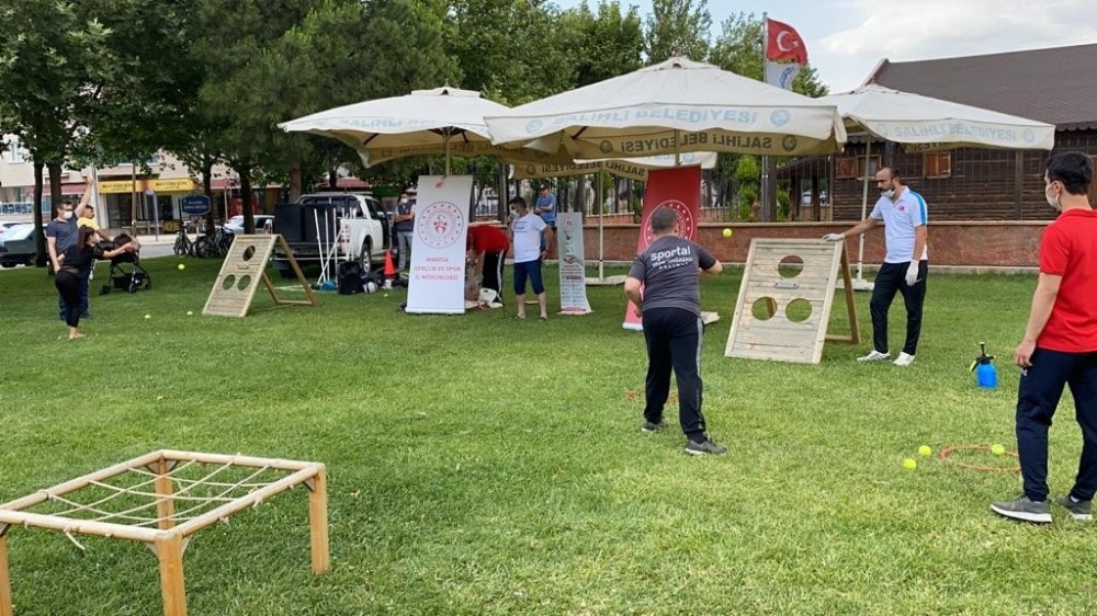 Çocuk ve gençler sporla dolu keyifli dakikalar geçirdi 