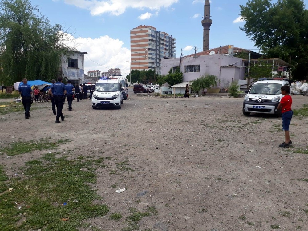 Çocuk yüzünden çıkan kavgada aileler birbirine girdi 