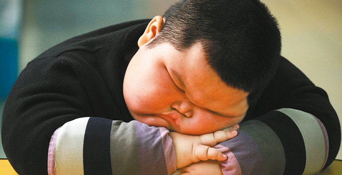 Çocukken az uyuyan büyüyünce şişmanlıyor