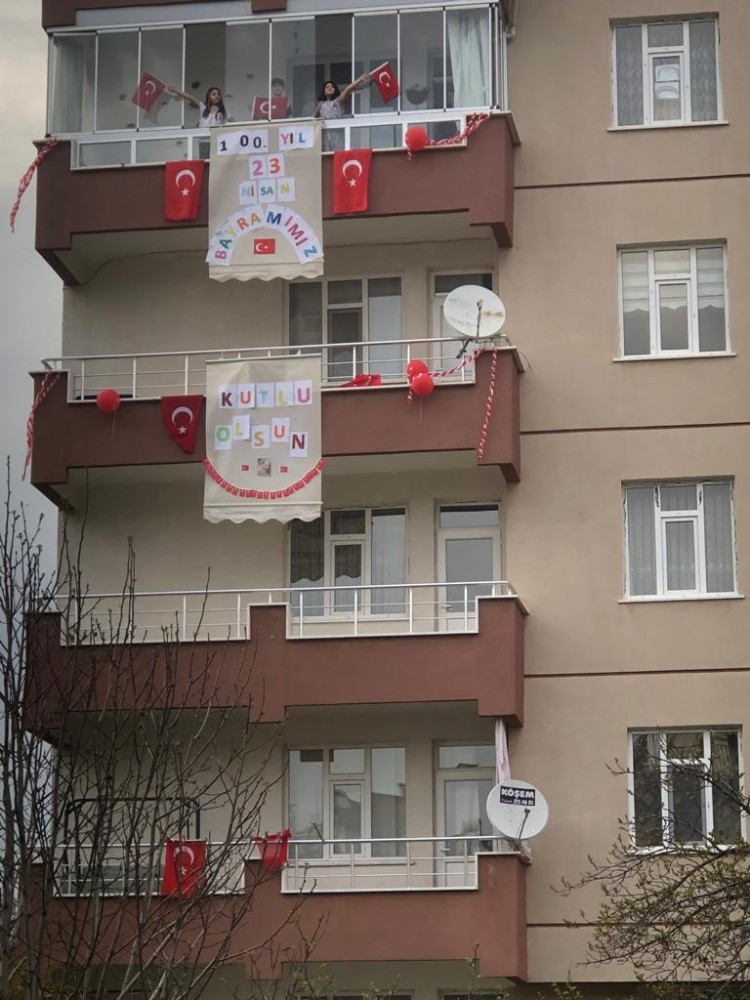 Çocuklar 23 Nisan coşkusunu evlerinde ve balkonlarda yaşıyor 