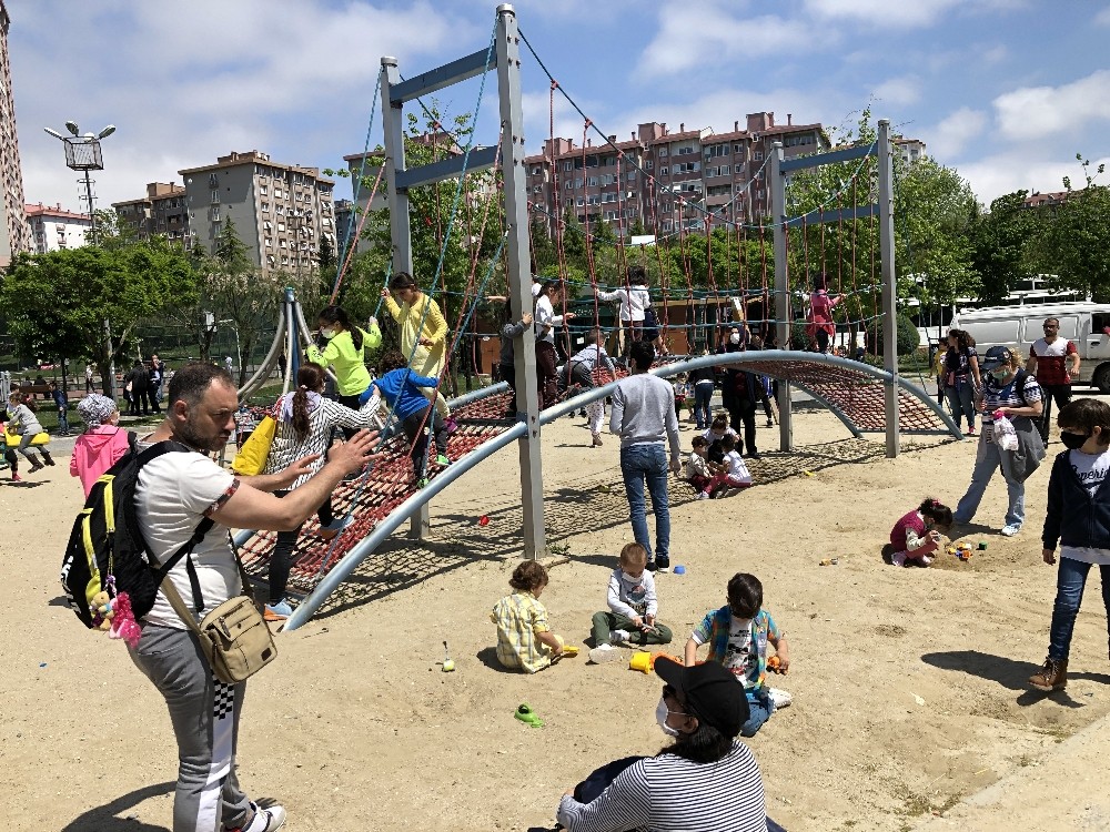 Çocuklar akın etti, maske ve sosyal mesafe kuralı hiçe sayıldı 