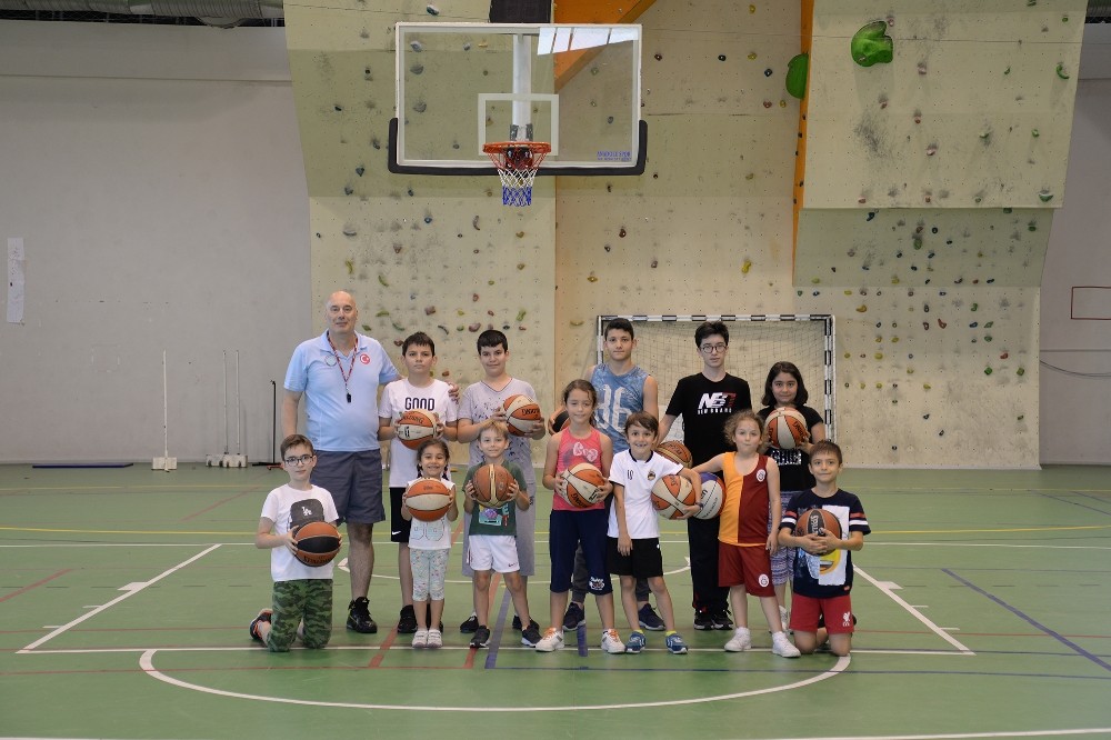 Çocuklar basketbolu üniversitede öğreniyor 