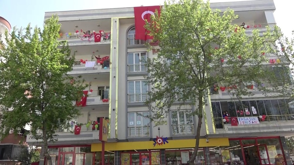 Çocuklar bayramı balkonlardan kutladı 