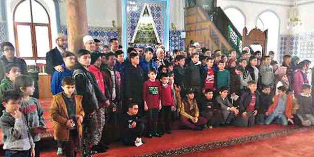 Çocuklar camiye alıştı