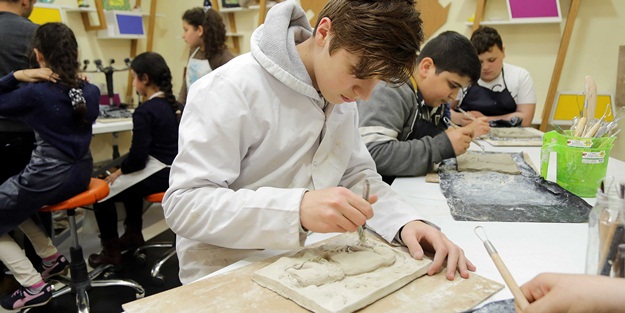 Çocuklar çamurdan sanat eseri yapıyor