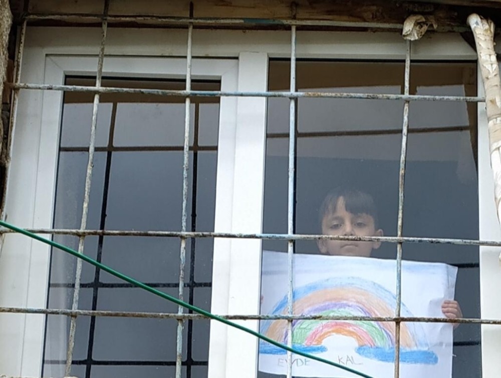 Çocuklar çizdikleri gökkuşağı resimleriyle vatandaşları evde kalmaya davet ediyor 